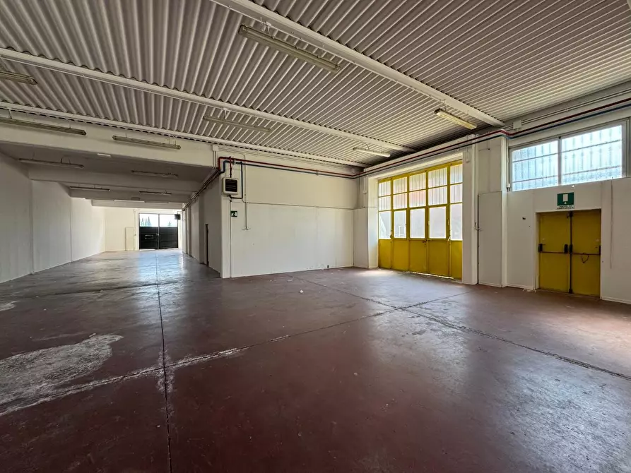 Immagine 16 di Attività artigianale in affitto  a Empoli