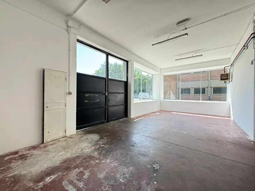 Immagine 26 di Attività artigianale in affitto  a Empoli