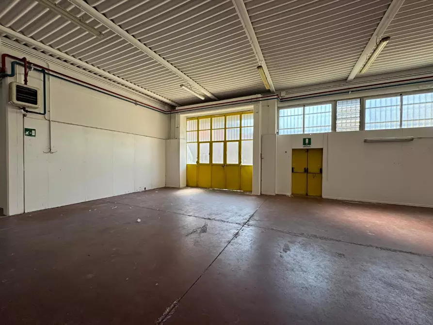 Immagine 18 di Attività artigianale in affitto  a Empoli