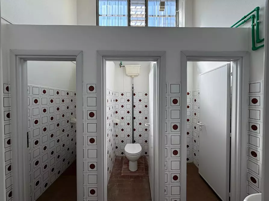 Immagine 22 di Attività artigianale in affitto  a Empoli