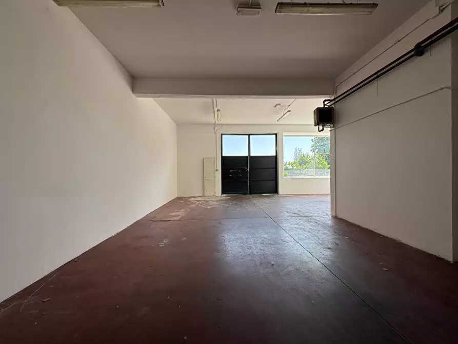 Immagine 24 di Attività artigianale in affitto  a Empoli