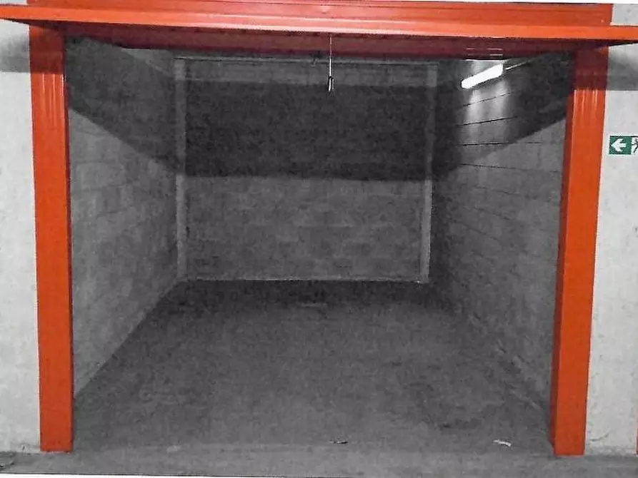 Immagine 1 di Garage in vendita  a Milano