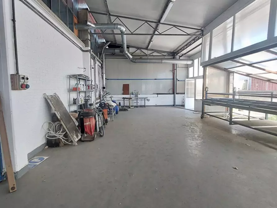 Immagine 19 di Attività artigianale in vendita  a Camaiore