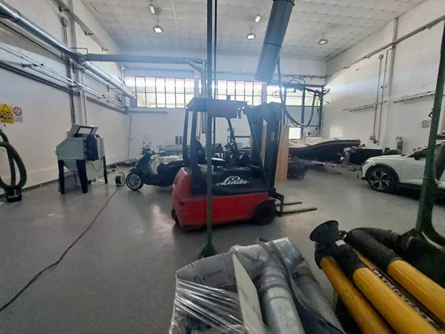 Immagine 8 di Attività artigianale in vendita  a Camaiore