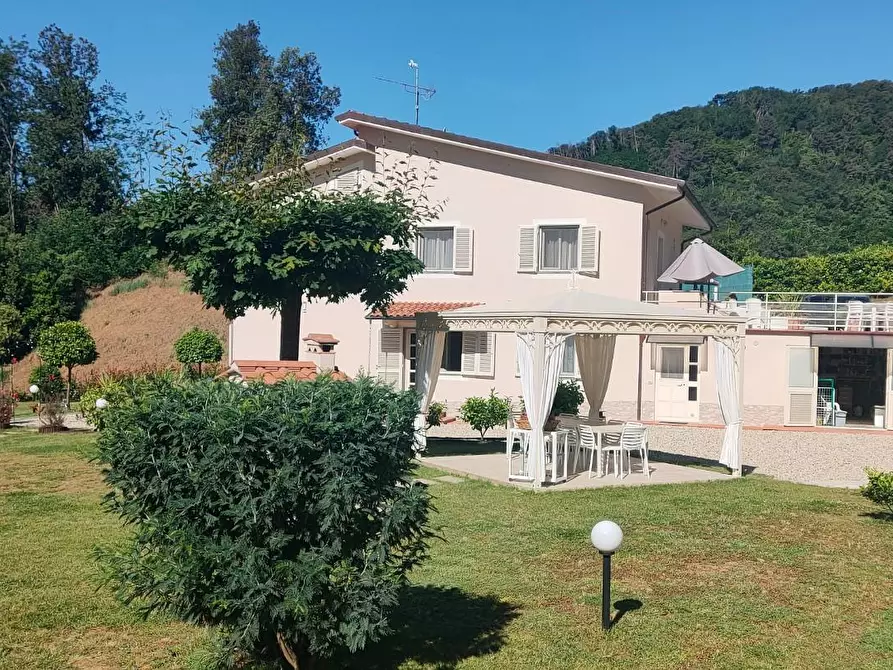 Immagine 5 di Villa in vendita  a Camaiore