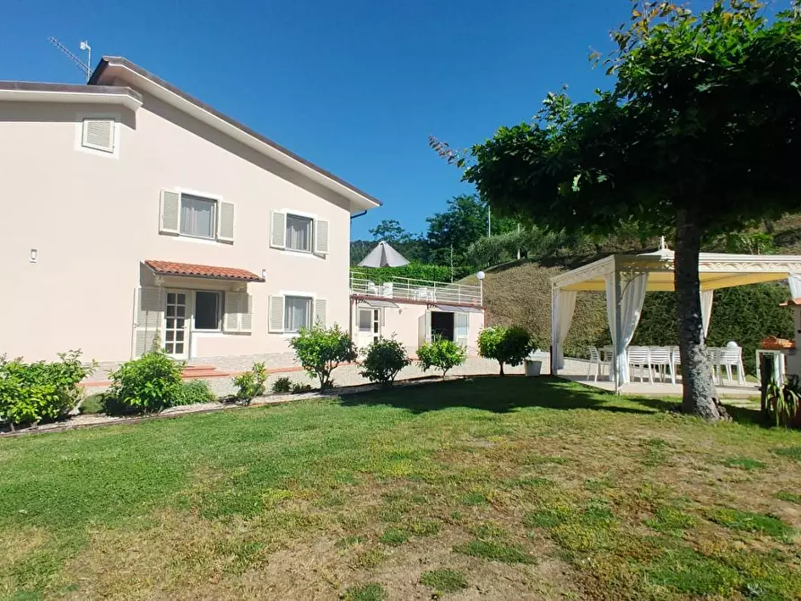 Immagine 7 di Villa in vendita  a Camaiore