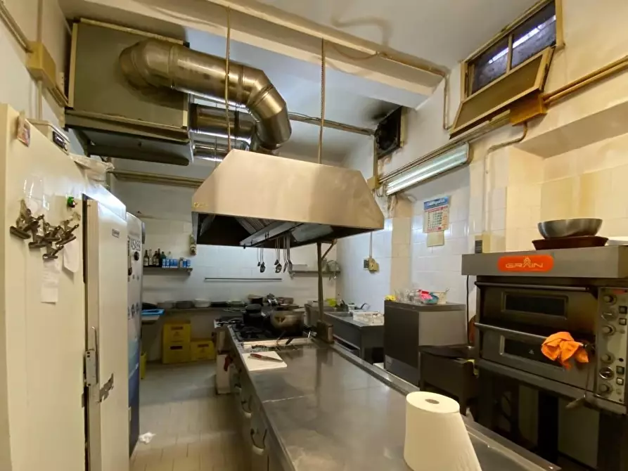 Immagine 1 di Locale commerciale in affitto  a Pisa