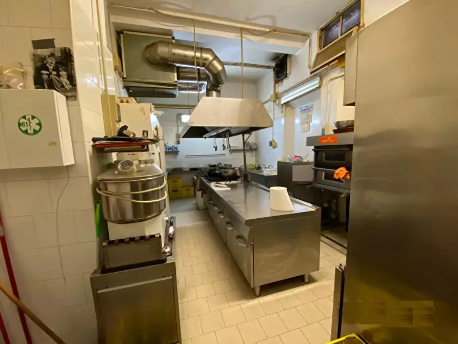 Immagine 2 di Locale commerciale in affitto  a Pisa