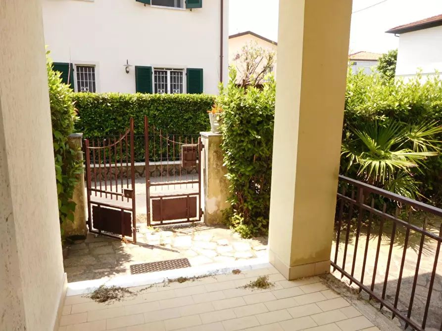 Immagine 2 di Casa bifamiliare in affitto  a Montignoso