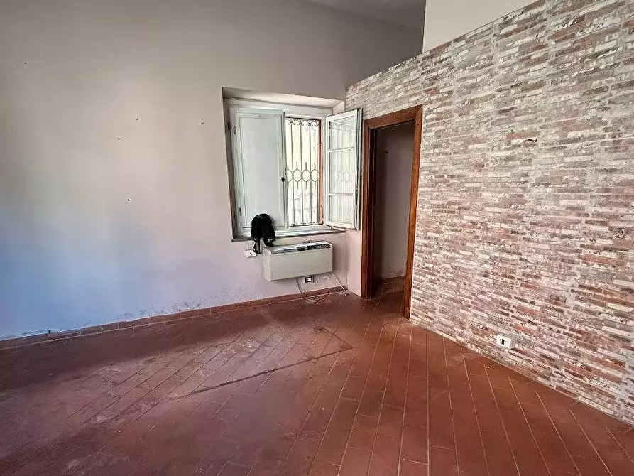 Immagine 2 di Locale commerciale in affitto  a San Giuliano Terme