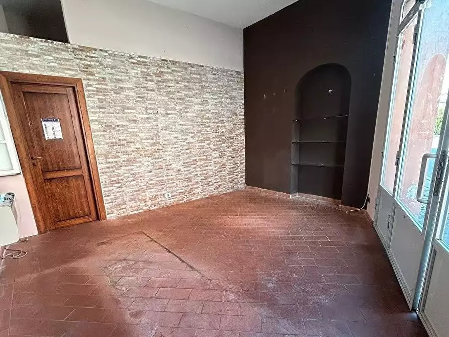 Immagine 1 di Locale commerciale in affitto  a San Giuliano Terme