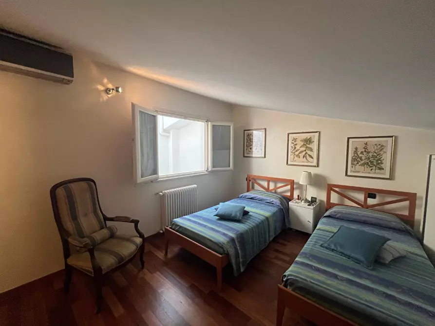 Immagine 21 di Mansarda in vendita  a Viareggio