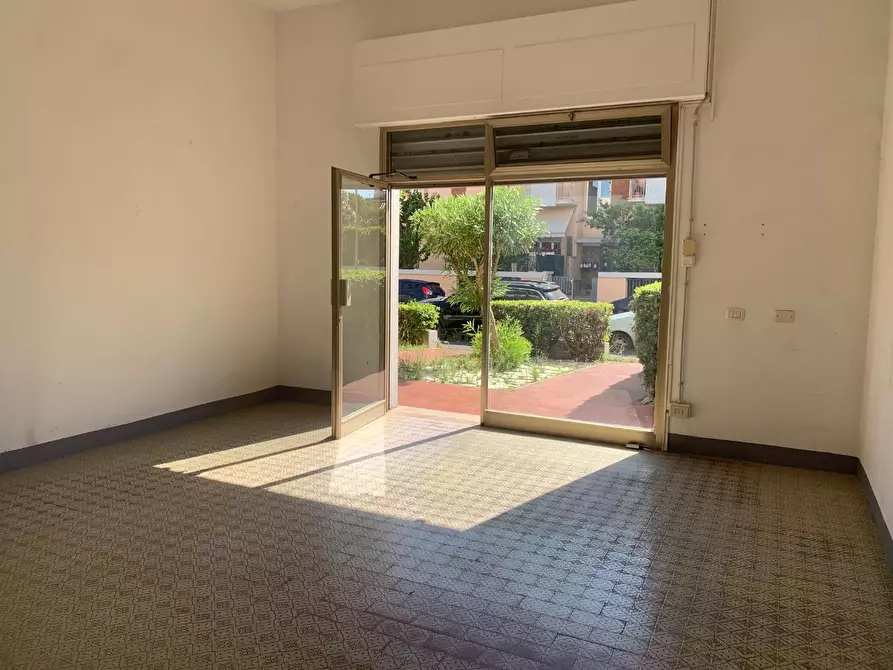 Immagine 1 di Locale commerciale in affitto  a Livorno