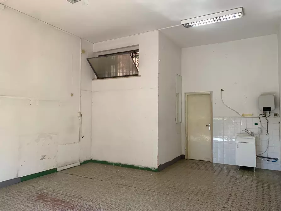 Immagine 5 di Locale commerciale in affitto  a Livorno