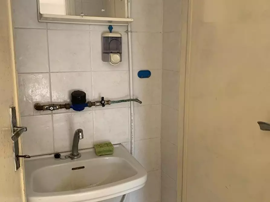 Immagine 2 di Locale commerciale in affitto  a Livorno