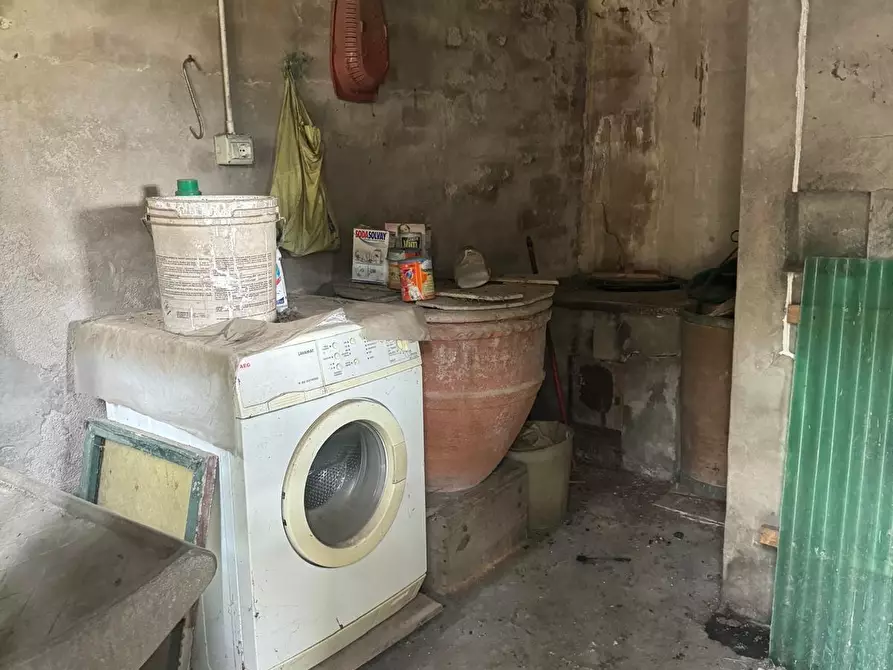 Immagine 14 di Deposito in vendita  a Lucca