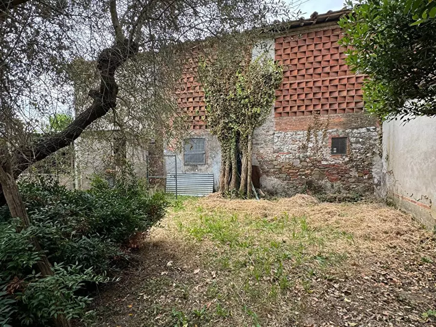 Immagine 13 di Deposito in vendita  a Lucca