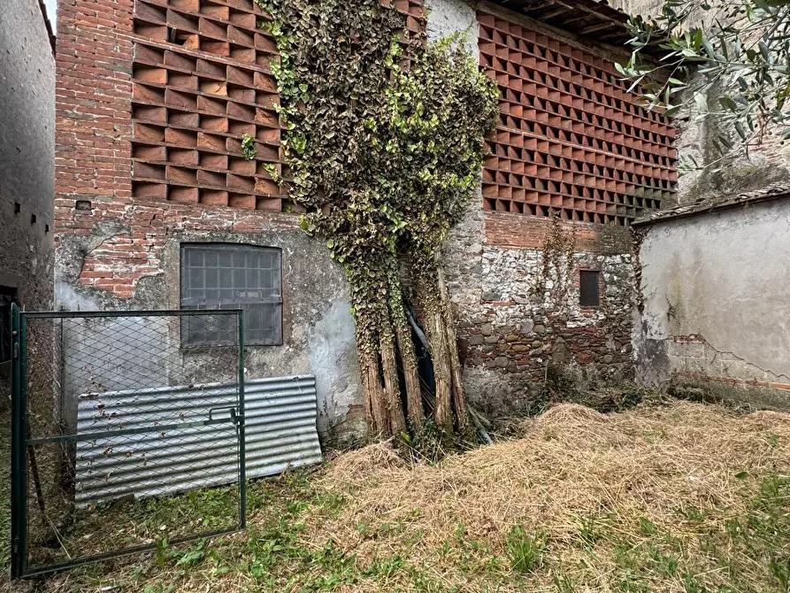 Immagine 11 di Deposito in vendita  a Lucca