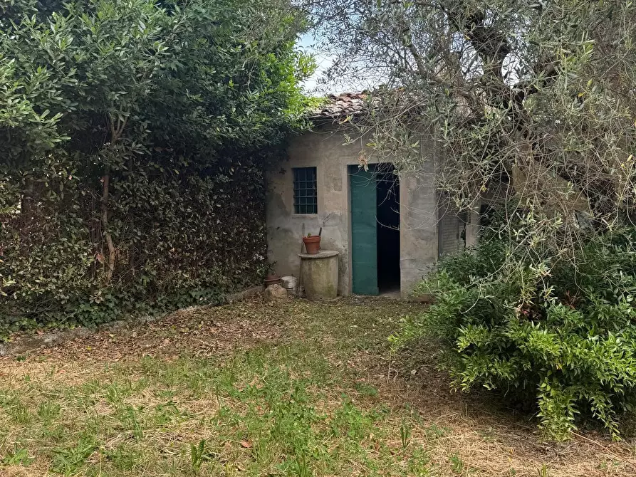 Immagine 12 di Deposito in vendita  a Lucca