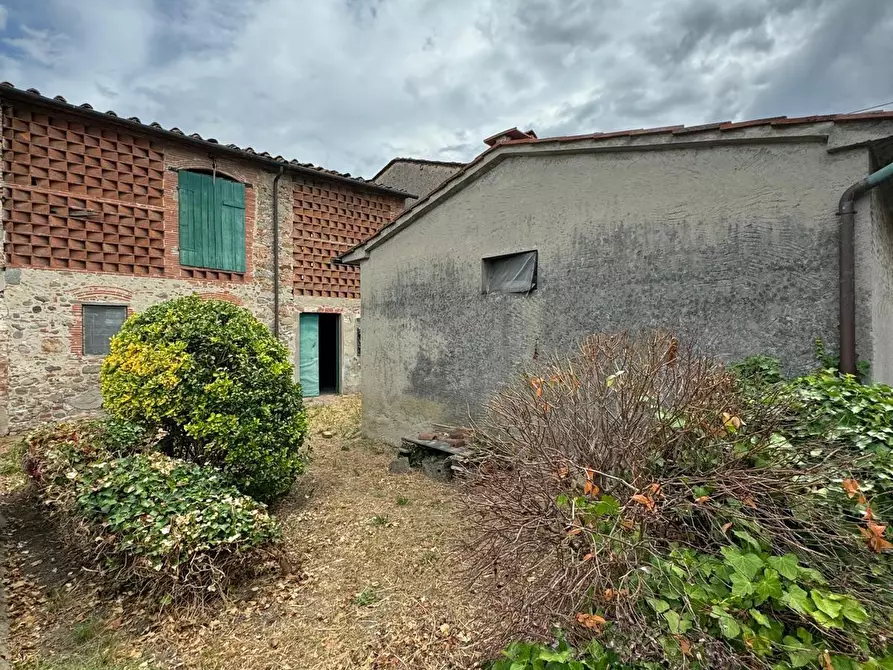 Immagine 1 di Deposito in vendita  a Lucca