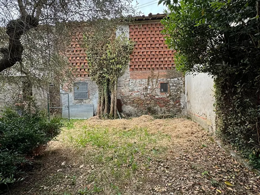 Immagine 19 di Deposito in vendita  a Lucca