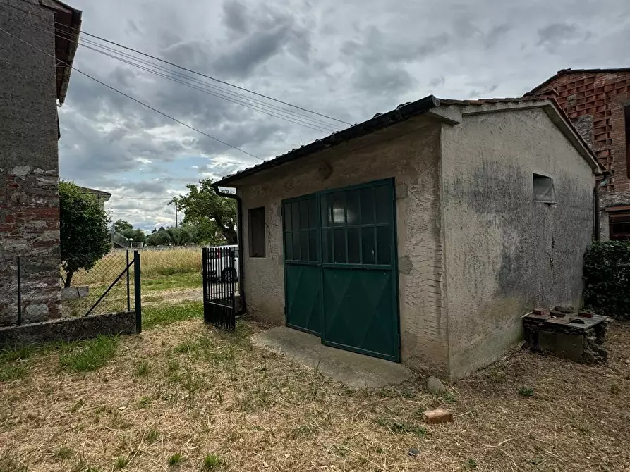 Immagine 10 di Deposito in vendita  a Lucca