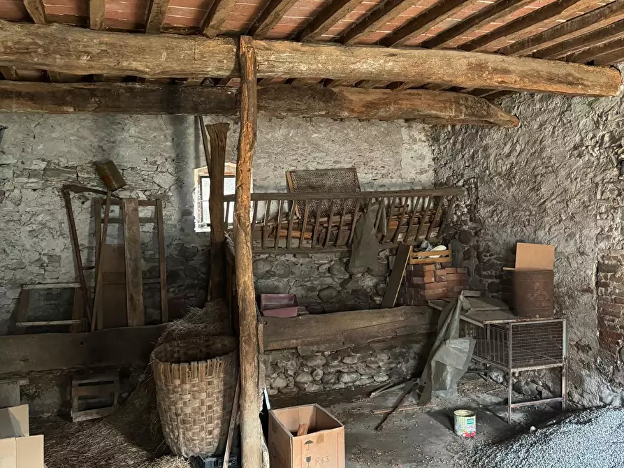 Immagine 15 di Deposito in vendita  a Lucca