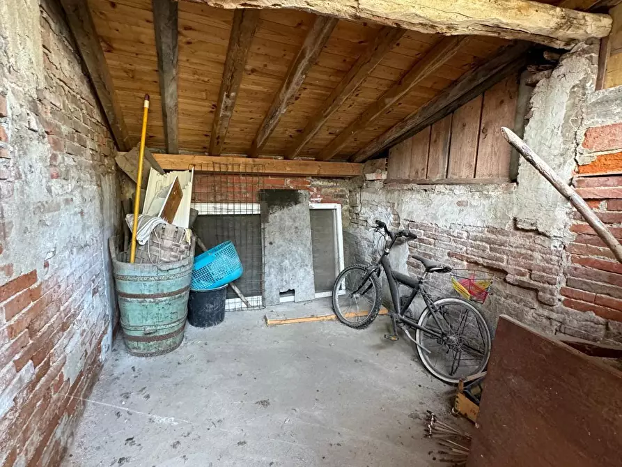 Immagine 7 di Deposito in vendita  a Lucca