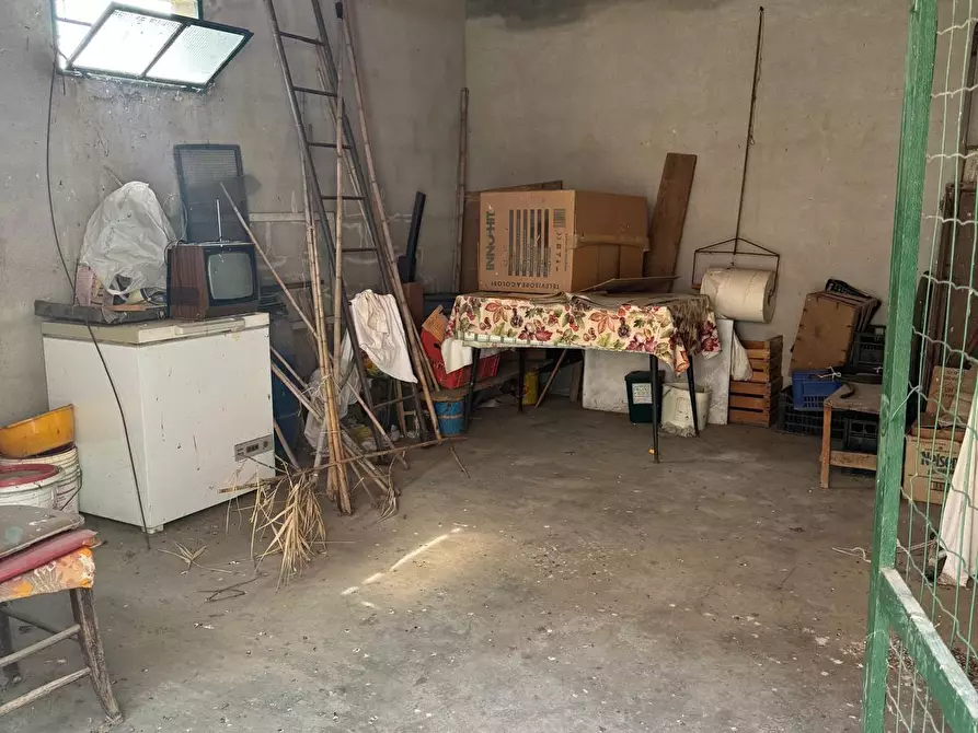 Immagine 9 di Deposito in vendita  a Lucca