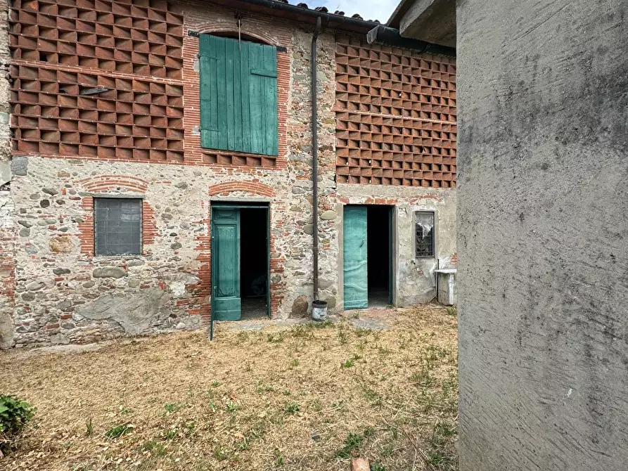 Immagine 6 di Deposito in vendita  a Lucca