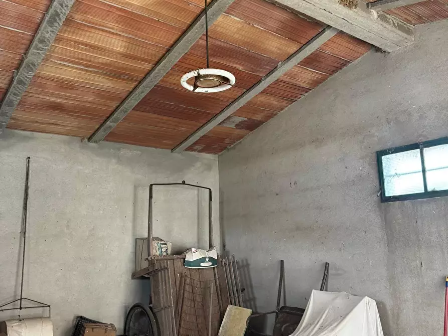 Immagine 8 di Deposito in vendita  a Lucca