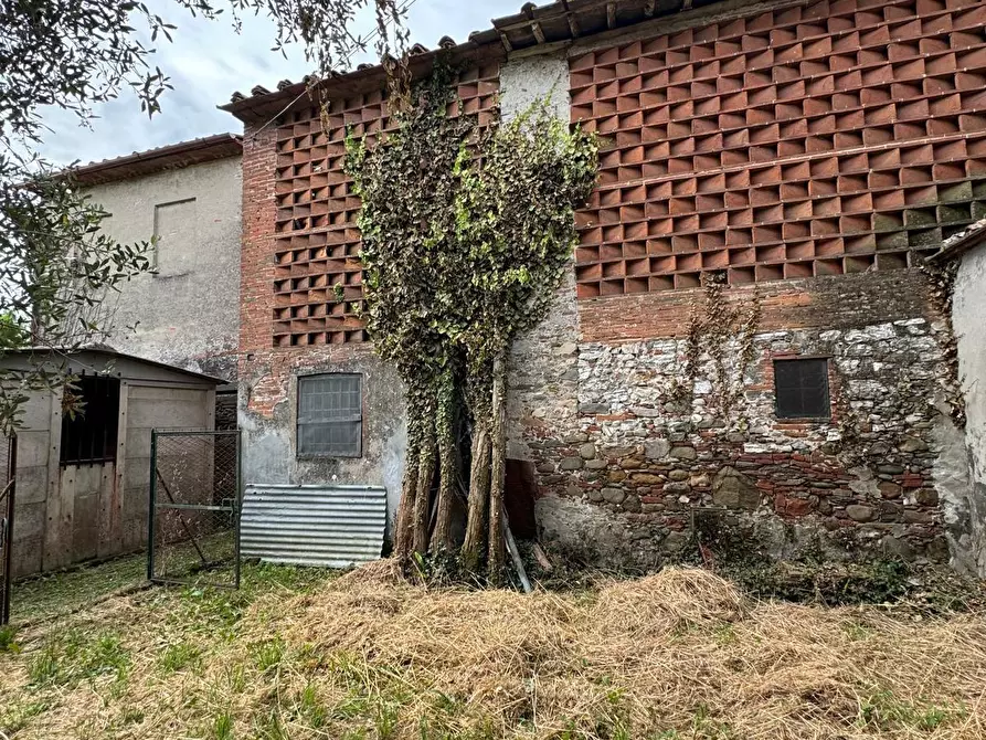 Immagine 16 di Deposito in vendita  a Lucca