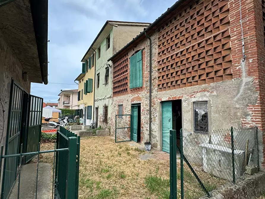 Immagine 2 di Deposito in vendita  a Lucca