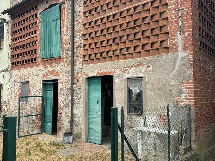Immagine 18 di Deposito in vendita  a Lucca
