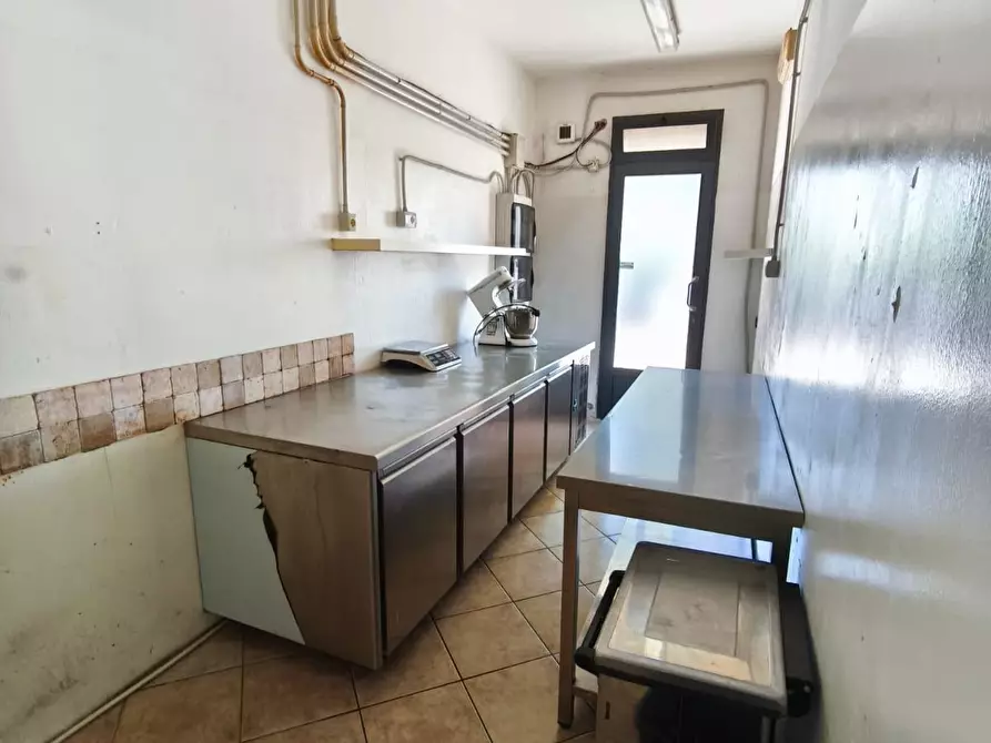 Immagine 2 di Locale commerciale in affitto  a Pontedera