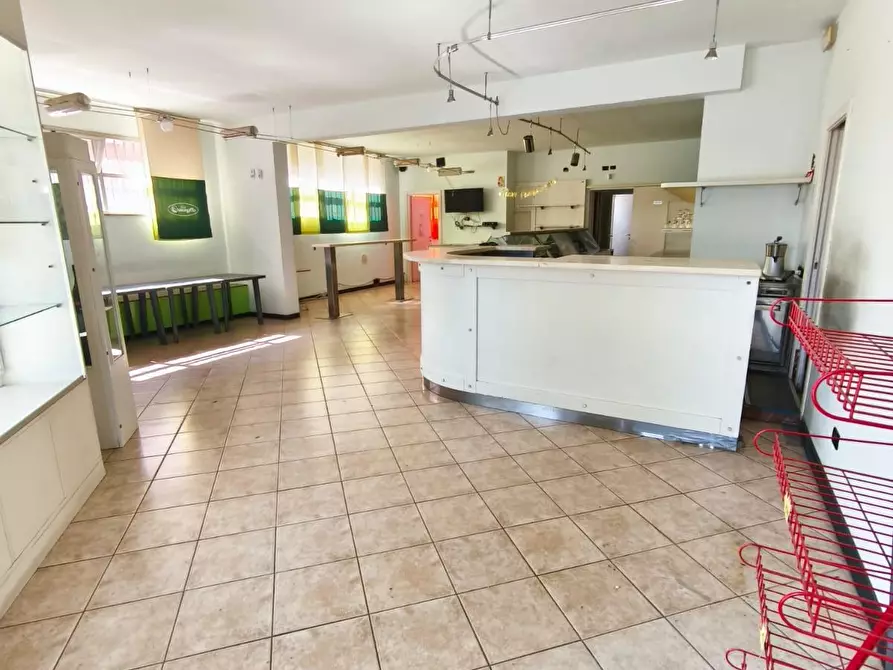 Immagine 11 di Locale commerciale in affitto  a Pontedera