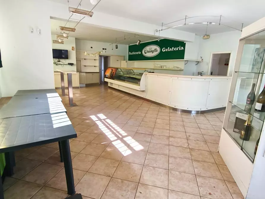 Immagine 8 di Locale commerciale in affitto  a Pontedera