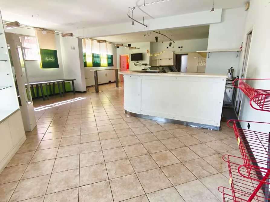 Immagine 10 di Locale commerciale in affitto  a Pontedera