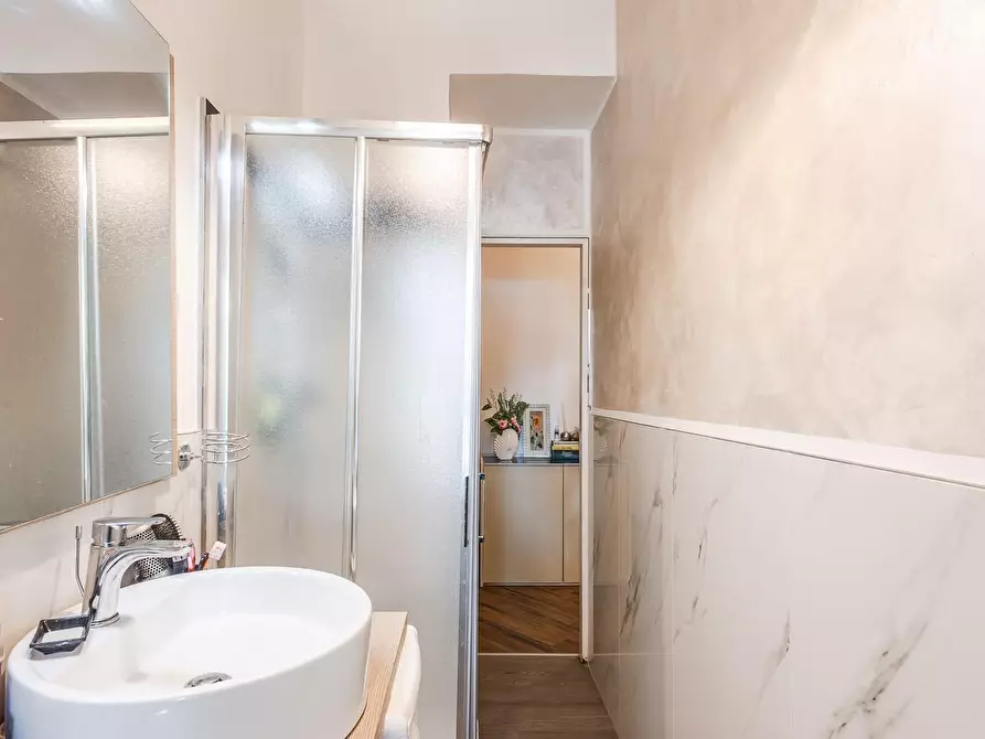 Immagine 11 di Appartamento in vendita  a Reggio Nell'emilia