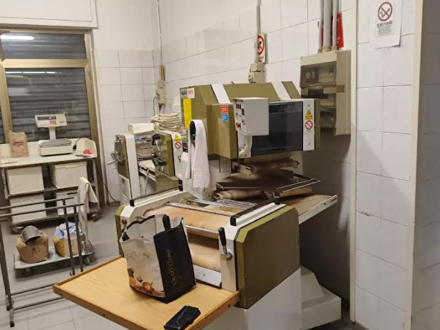 Immagine 10 di Attività commerciale in vendita  a Torino