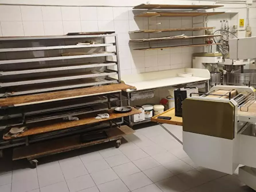 Immagine 11 di Attività commerciale in vendita  a Torino