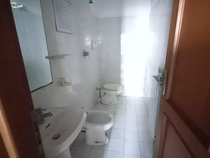 Immagine 7 di Locale commerciale in vendita  a Camaiore