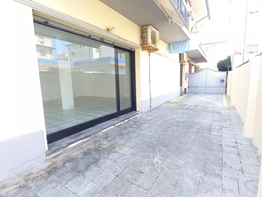 Immagine 15 di Locale commerciale in vendita  a Camaiore
