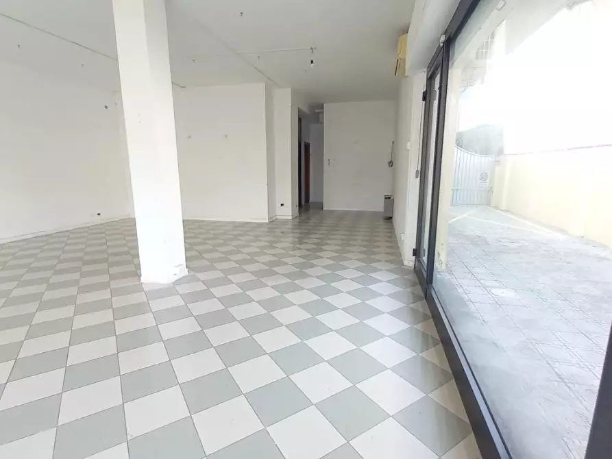 Immagine 10 di Locale commerciale in vendita  a Camaiore