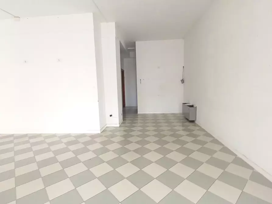 Immagine 13 di Locale commerciale in vendita  a Camaiore