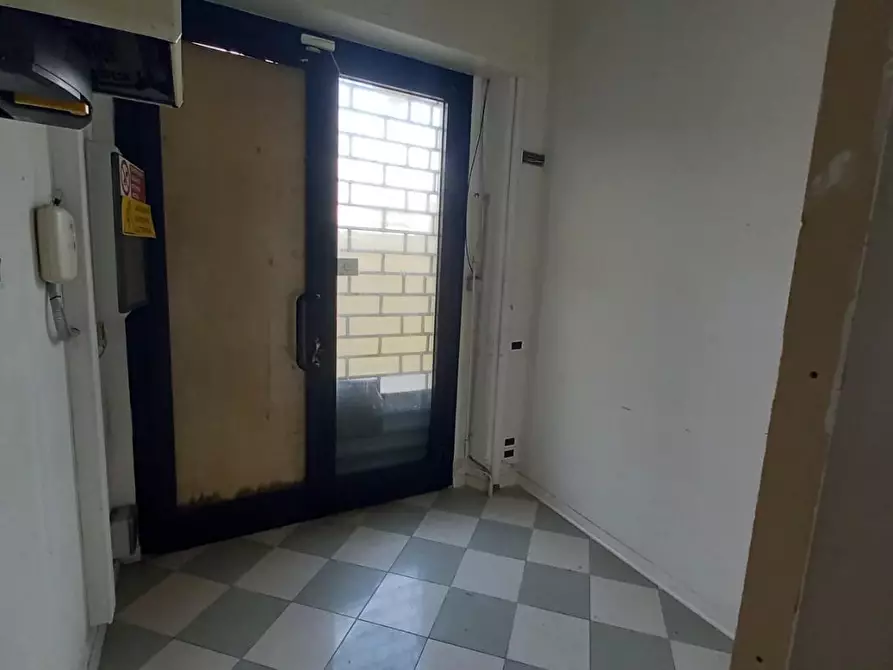 Immagine 6 di Locale commerciale in vendita  a Camaiore