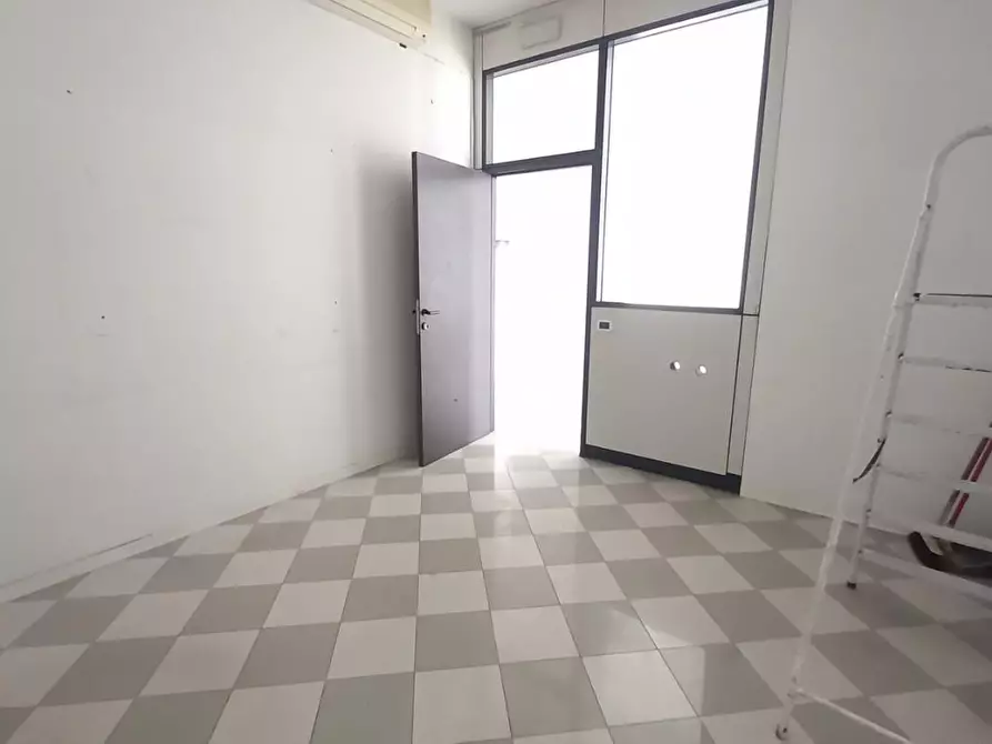 Immagine 9 di Locale commerciale in vendita  a Camaiore