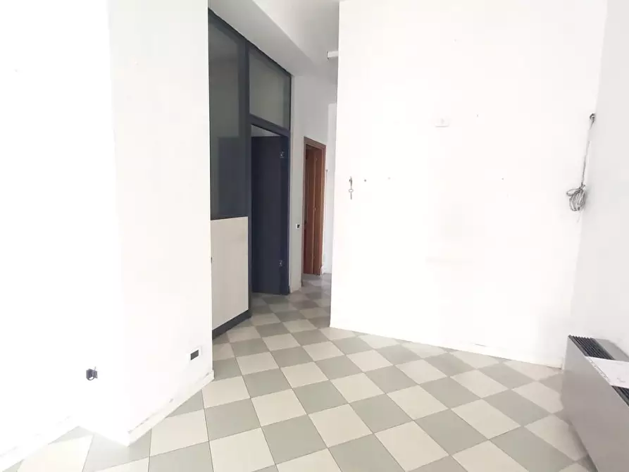 Immagine 4 di Locale commerciale in vendita  a Camaiore