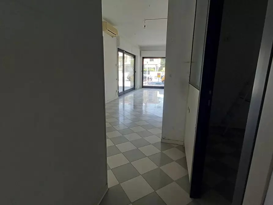 Immagine 8 di Locale commerciale in vendita  a Camaiore