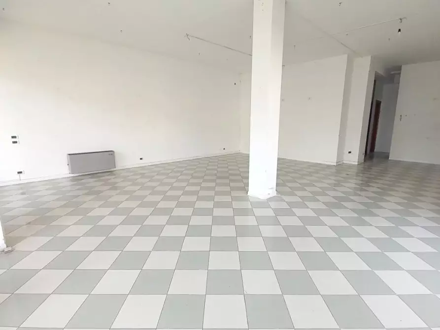 Immagine 11 di Locale commerciale in vendita  a Camaiore